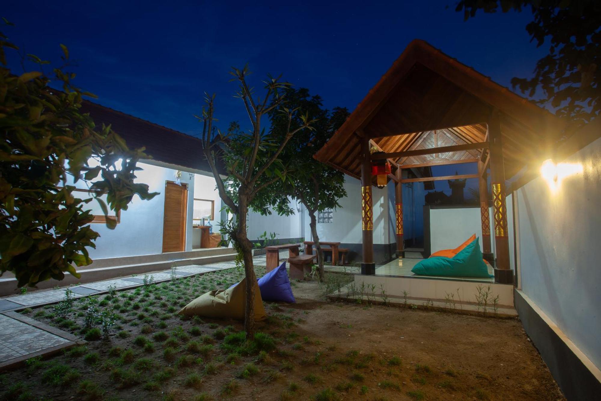 Lucky Hostel Batununggul 외부 사진