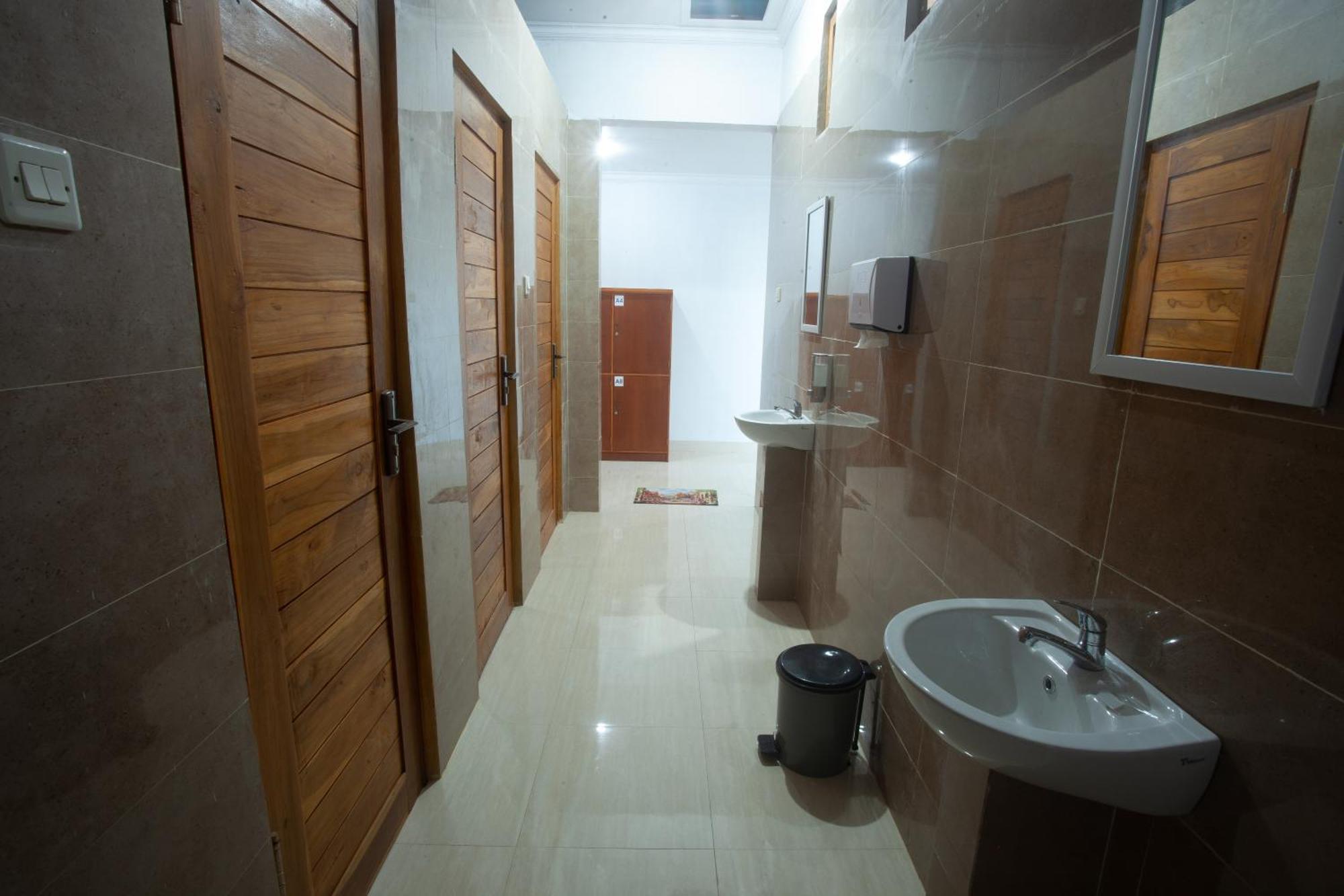 Lucky Hostel Batununggul 외부 사진