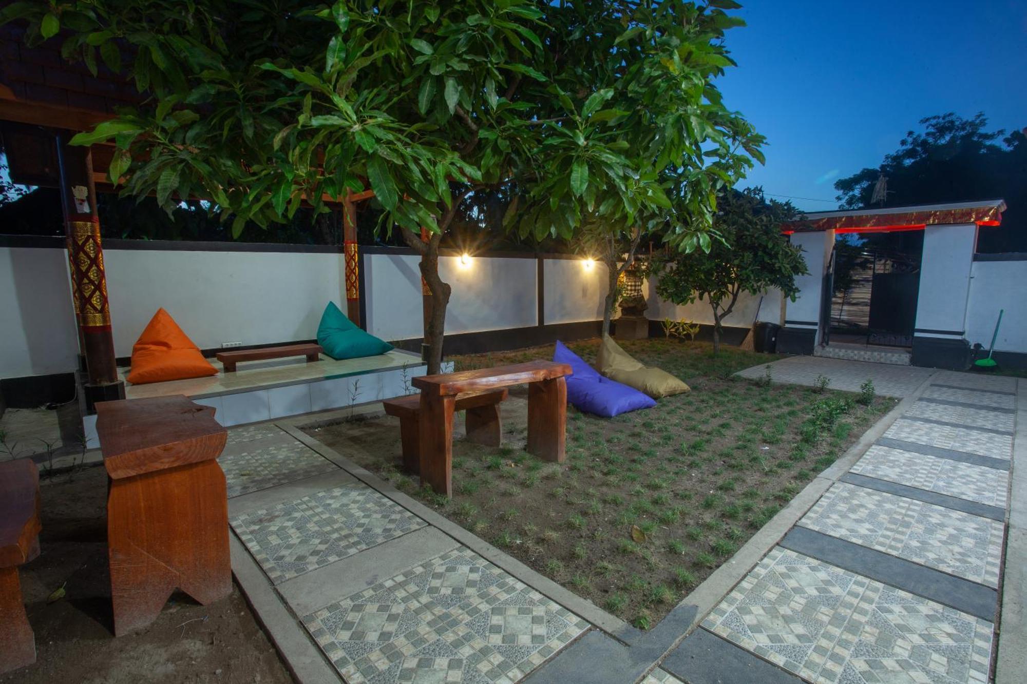 Lucky Hostel Batununggul 외부 사진