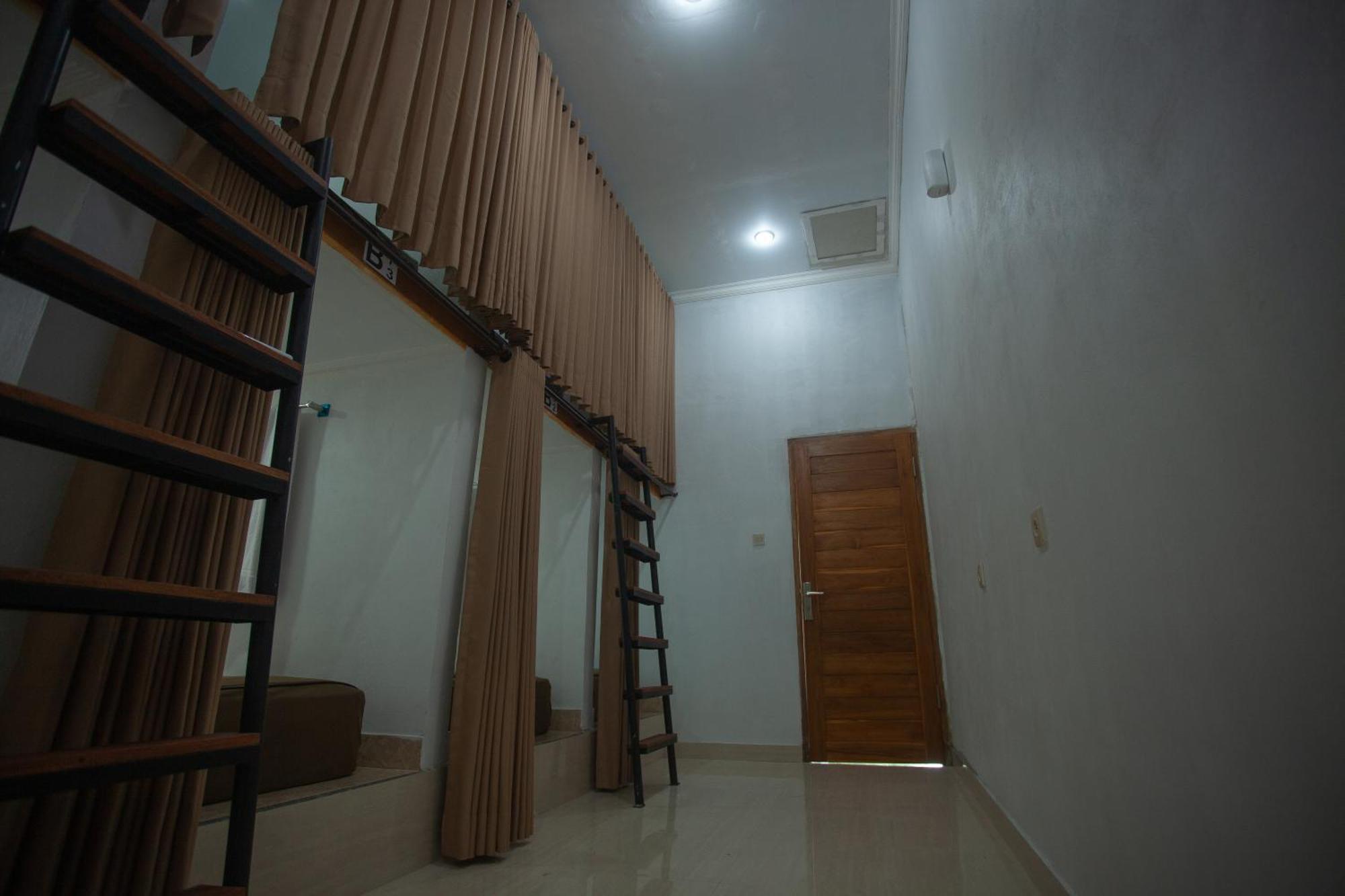 Lucky Hostel Batununggul 외부 사진