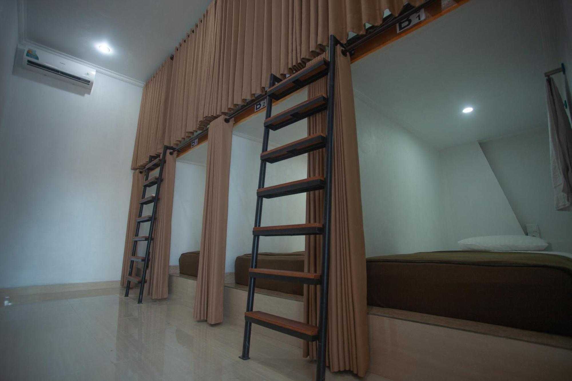 Lucky Hostel Batununggul 외부 사진