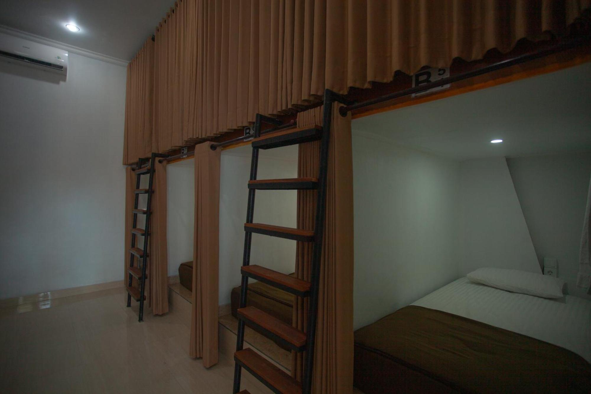 Lucky Hostel Batununggul 외부 사진