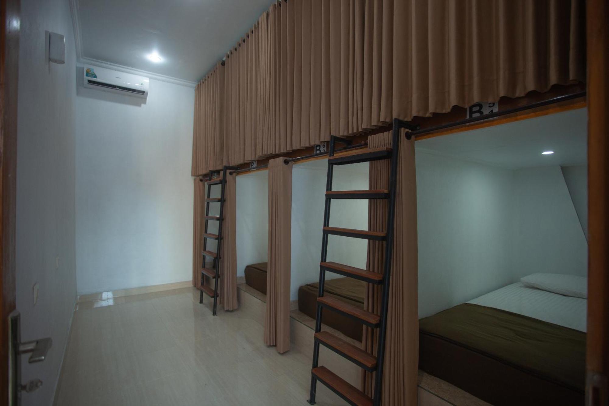 Lucky Hostel Batununggul 외부 사진